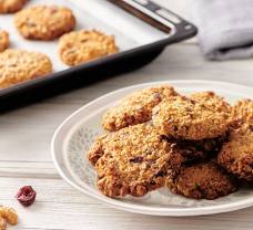Oříškové cookies se sušenými brusinkami a kokosem