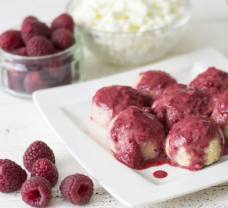 Tvarohové malinové knedlíky bez lepku s omáčkou