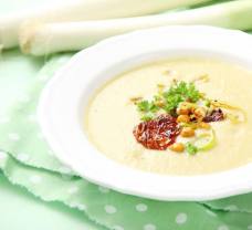 Pórková polévka s cizrnou a sušenými rajčaty