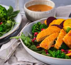 Vegetariánský řízek se salátem a s chilli-tahini omáčkou