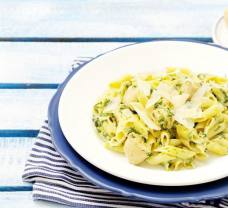 Penne se špenátem, smetanou a kuřecím masem