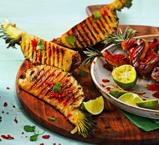 Vepřový bok v marinádě s černým pepřem, podávaný s grilovaným ananasem