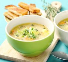 Letní kuřecí polévka s krutonky a bylinkami