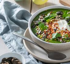 Špenátovo-brokolicový krém s dýňovými a slunečnicovými semínky