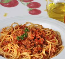 Špagety s tuňákem v omáčce z čerstvých rajčat