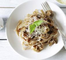 Tagliatelle s restovanými houbami, parmazánem a čerstvou bazalkou