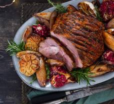 Pomalu pečené jehněčí s karamelizovanou šalotkou