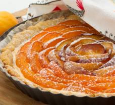 Ovocný koláč s tvarohem pečený na grilu