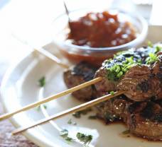 Hovězí špíz na grilu s rajčatovým dipem