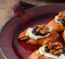 Jednohubky se švestkovým čatní, camembertem a karamelizovanými ořechy