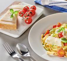 Těstoviny s cherry rajčátky, cuketou a parmezánem