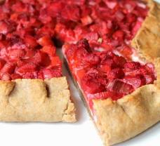 Tvarohová galette s rebarborou a jahodami