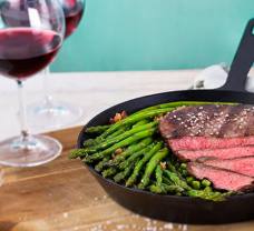 Steak s jarní zeleninou z jedné pánve