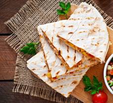 Mexická quesadilla se zeleninovou salsou