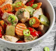 Pikantní vepřové kostky s dušenou zeleninou