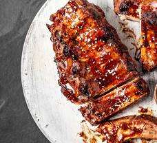 Hovězí žebra s ostružinovým dipem