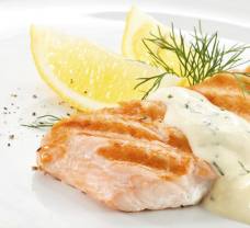 Filety lososa s hořčično-koprovou omáčkou