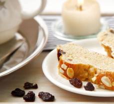 Tvarohová vánočka bez lepku s rozinkami