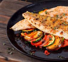 Candát s ratatouille připravený na grilu