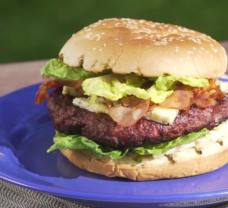 Maxi burger s nivou, slaninou a marinádou s kentuckým bourbonem