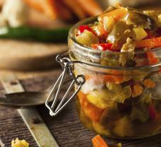 Naložená zelenina v pikantní zálivce