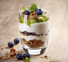Jogurt s ovocem a zapékaným müssli