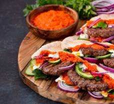 Pljeskavica v pita chlebu s domácím ajvarem