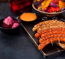 Grilované klobásky s baby paprikami a nakládanou zeleninou 