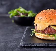 Finest irský cheeseburger s čatní z červené cibule a domácími žemlemi