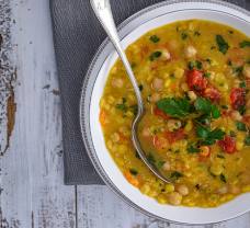 Krémová čočkovo-hrášková polévka